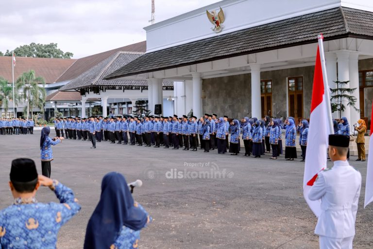 Peringatan Hari Kesadaran Nasional, Pemkab Ciamis Bagikan Bendera Merah Putih Pada Masyarakat